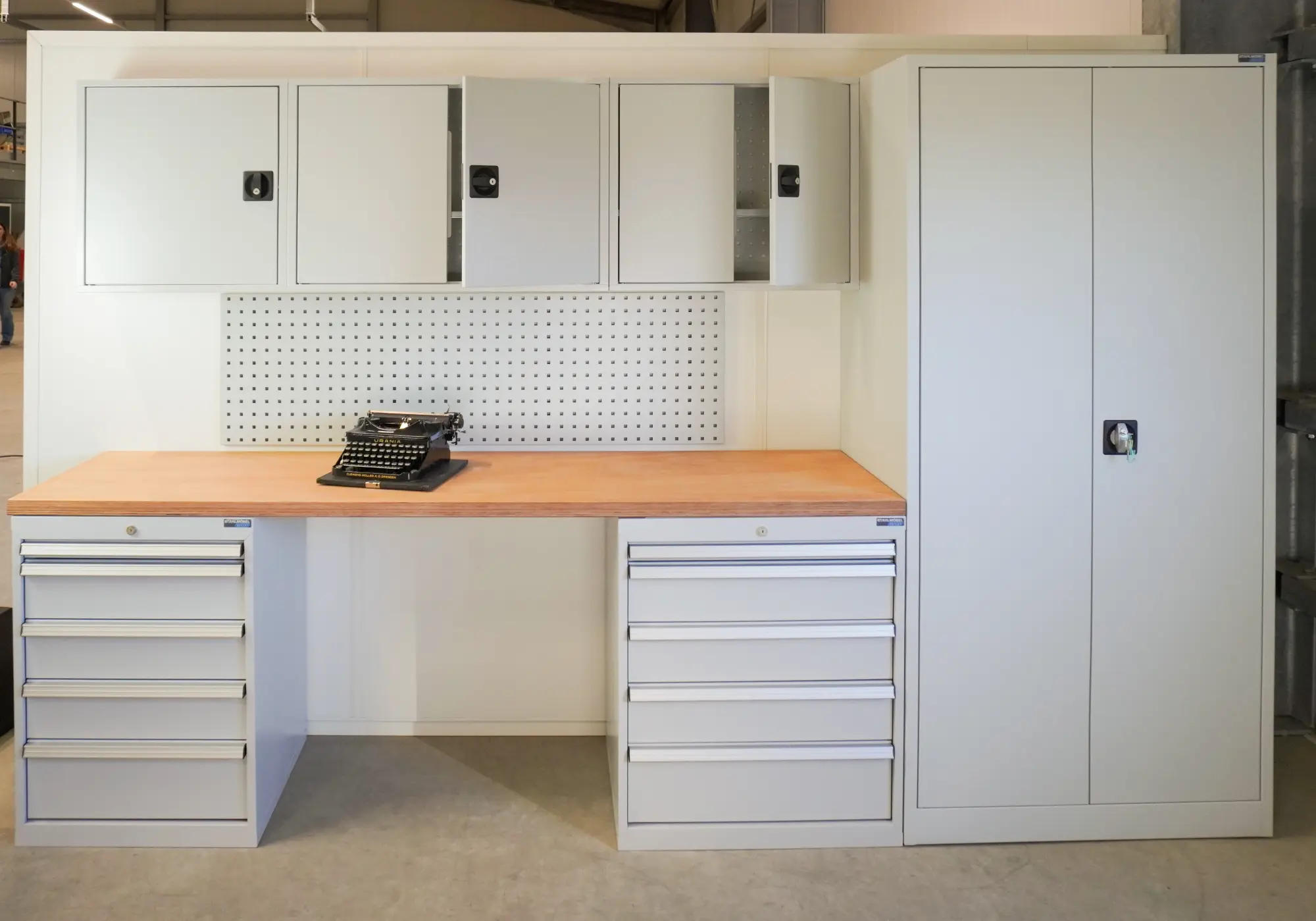Männerküche M2 - Werkbank komplett mit Schubladenschrank und Stahlschrank