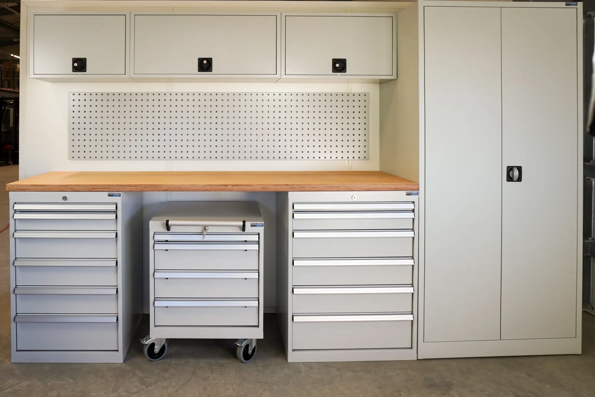 Männerküche M4 - Werkbank komplett mit Schubladenschrank, Stahlschrank und Rollcontainer